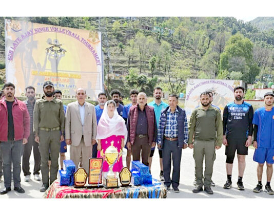 Dignitaries posing along with Volleyball teams during closing ceremony.