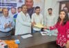 JKPCC working president, Raman Bhalla felicitating a winner of quiz contest, during Foundation Day of NSUI in Jammu.