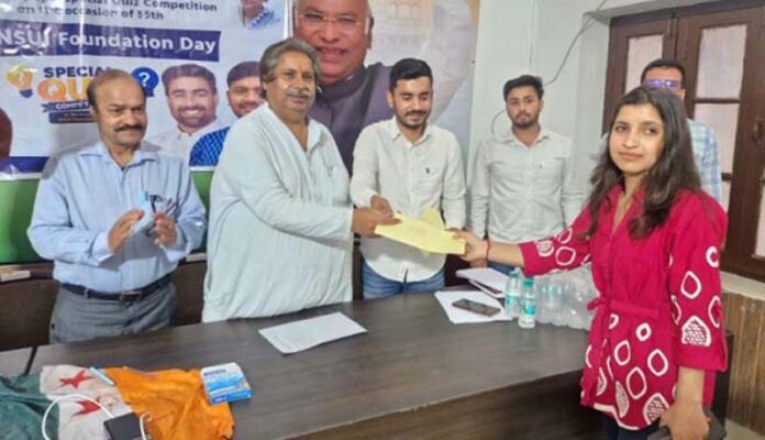 JKPCC working president, Raman Bhalla felicitating a winner of quiz contest, during Foundation Day of NSUI in Jammu.