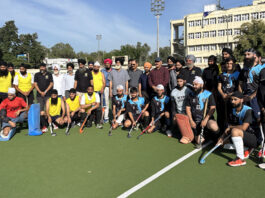 Hockey players posing along with dignitaries during the programme.