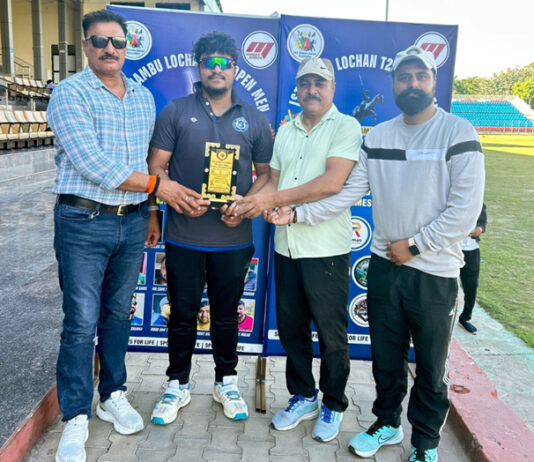 Dignitaries presenting award to player of match.