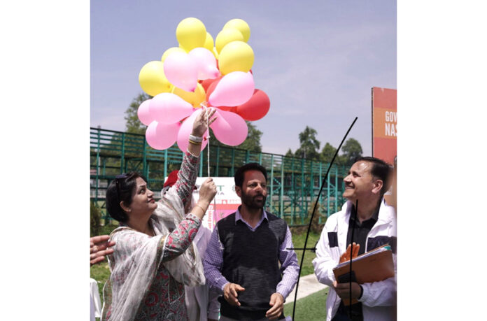 DG YSS Anuradha Gupta releasing balloons during an inaugural event.