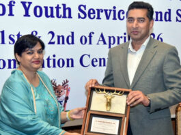 DG DYSS presenting memento to Commissioner Secretary Dr. Shahid Iqbal Choudhary in Jammu.