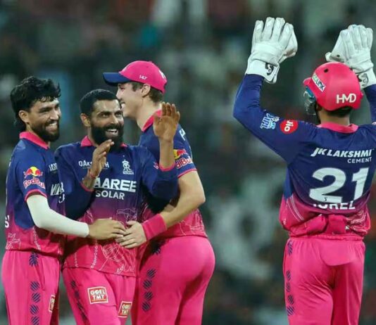 Ravindra Jadeja celebrating with teammates after taking wicket of Nicholas Pooran in Lucknow.