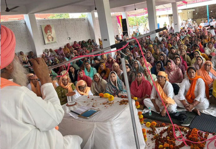 Shri Shri 108 Swami Gurdeep Giri Ji Maharaj addressing gathering in Jammu.