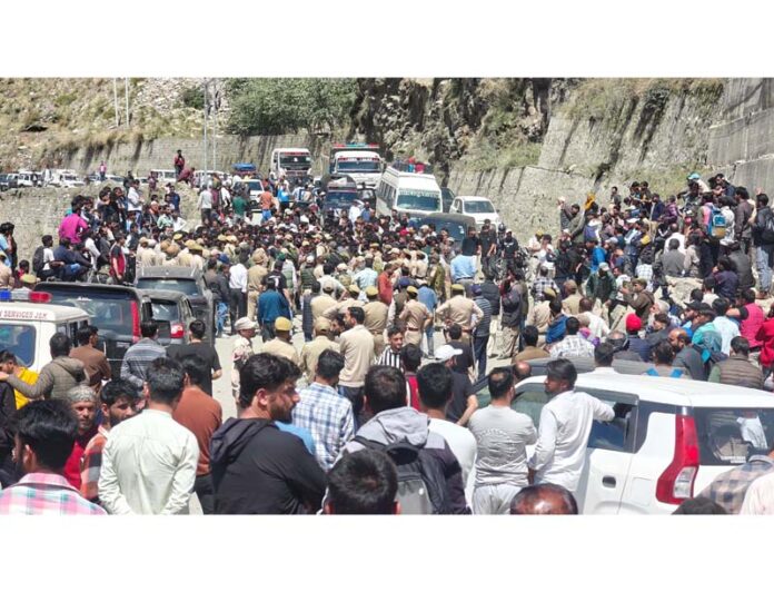 Jammu-Srinagar NH blocked by the protesters in Magarkote area of Ramsu in Ramban on Monday. — Excelsior/Parvez Mir Jammu-Srinagar NH blocked by the protesters in Magarkote area of Ramsu in Ramban on Monday. — Excelsior/Parvez Mir