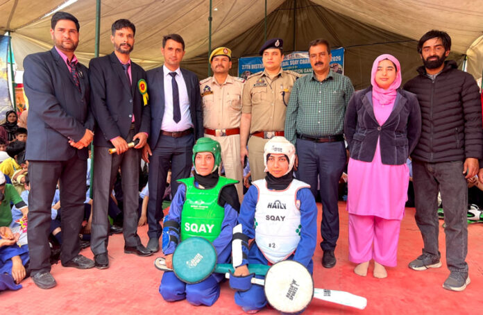 Dignitaries posing along with athletes.