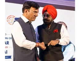 Union Sports Minister Dr Mansukh Mandaviya interacting with SS Sodhi in New Delhi.