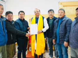 Former MP Jamyang Tsering Namgyal during his meeting with the LG Vinai Kumar Saxena in Ladakh.