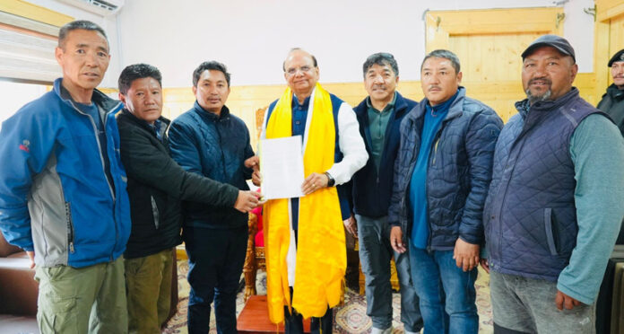 Former MP Jamyang Tsering Namgyal during his meeting with the LG Vinai Kumar Saxena in Ladakh.