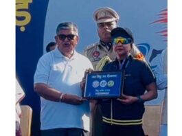 J&K athlete receiving memento from Governor of Punjab Gulab Chand Kataria.