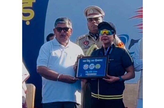 J&K athlete receiving memento from Governor of Punjab Gulab Chand Kataria.