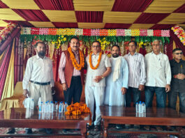 Dr Manohar Lal Sharma posing along with the people during his tour in Billawar.