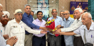 Members of All J&K Shree Guru Ravidass Sabha presenting a bouquet to ED NHPC Ram Swaroop at Sabha premises in Jammu.