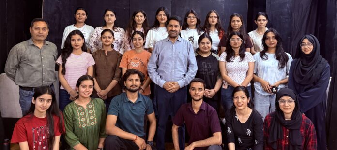 Eminent Theatre Director, Padamshree Balwant Thakur along with members of his team XXI posing for a group photograph.