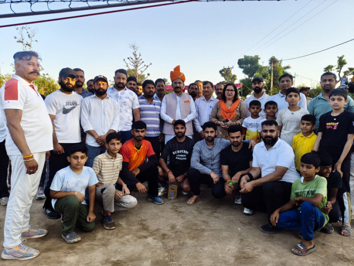 Winning team posing along with dignitaries.