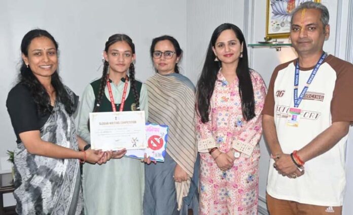 Director Information Shreya Singhal felicitating winners of 'Talent Vista-Poster Making, Slogan Writing Competition on Nasha Mukt Abhiyaan' at Jammu on Monday.