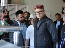 Chief Minister Omar Abdullah during visit to International Fruit Market in Jablipora, Anantnag on Tuesday. —Excelsior/Sajad Dar