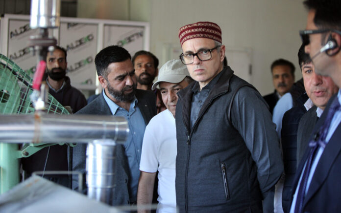 Chief Minister Omar Abdullah during visit to International Fruit Market in Jablipora, Anantnag on Tuesday. —Excelsior/Sajad Dar