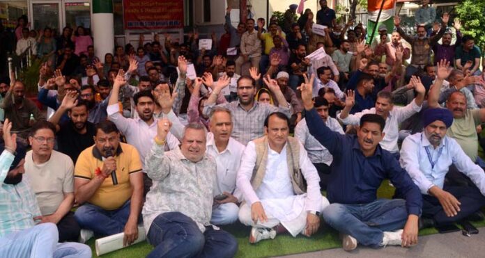 Non-gazetted health and medical employees along with their leaders staging a protest at GMC Jammu on Wednesday. -Excelsior/Rakesh