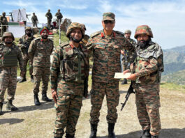 Lt Gen PK Mishra posing with soldiers while presenting an award to one of them at Dogrian area in Poonch on Tuesday.