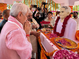 Lieutenant Governor Manoj Sinha unveiling statue of Vijay Bahadur Singh in Ghazipur (UP).