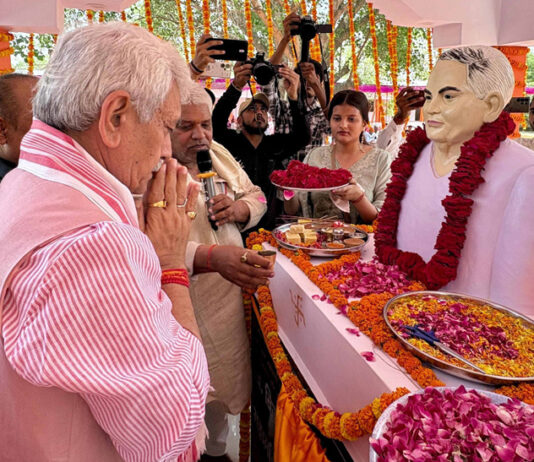 Lieutenant Governor Manoj Sinha unveiling statue of Vijay Bahadur Singh in Ghazipur (UP).