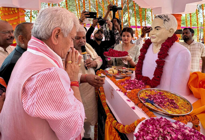 Lieutenant Governor Manoj Sinha unveiling statue of Vijay Bahadur Singh in Ghazipur (UP).