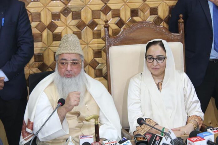 Head of All India Imam Organisation, Dr Umer Ahmed Ilyasi addressing press conference in Srinagar.