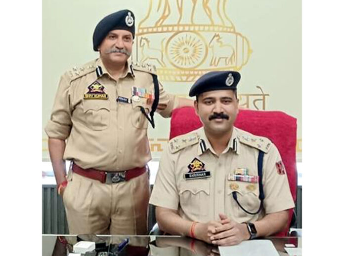 Shridhar Patil assuming the charge of DIG JSK Range as former DIG of the range, Shiv Kumar Sharma standing next to him.