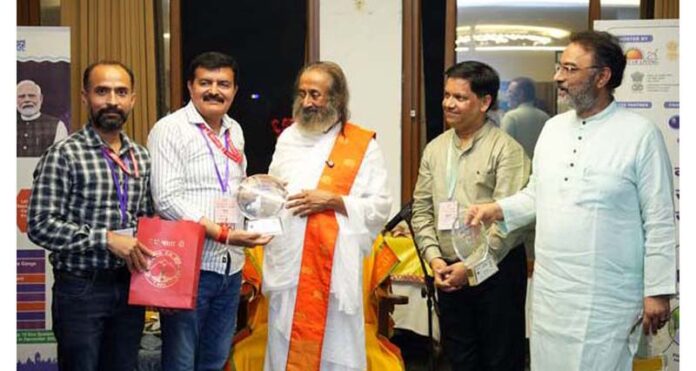 Sri Sri Ravi Shankar presenting ‘Jal Yodha Samman’ to the Shrine Board.