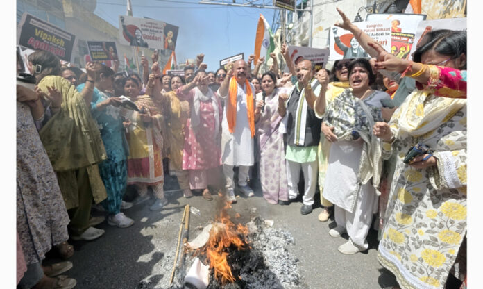 BJP activists and leaders torching effigy of Congress, at Shaheedi Chowk, Jammu on Wednesday -Excelsior/Rakesh