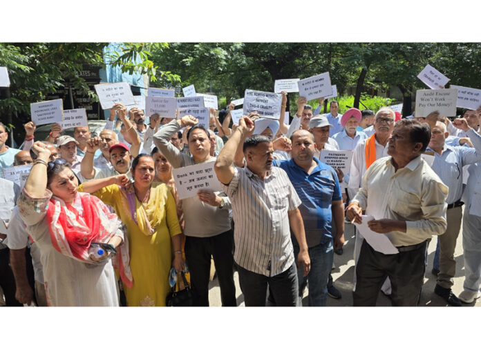 Aggrieved SCARD Bank depositors protesting at Jammu on Tuesday. —Excelsior/Rakesh