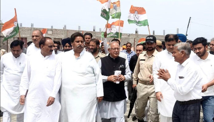 Senior Cong leaders T H Karra, Raman Bhalla, Hari Singh Chib and others during public rally in R S Pura on Sunday.
