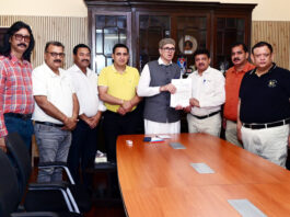 JCCI delegation submitting memorandum to Chief Minister, Omar Abdullah in Jammu on Thursday.