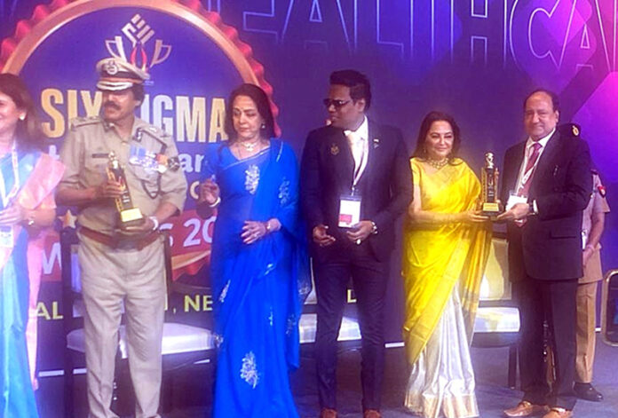 Prof (Dr) Shakti K Gupta, a distinguished healthcare leader and honorary professor at IIM Jammu receiving award from former parliamentarian Jaya Prada at New Delhi.