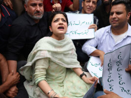 PDP leader Iltija Mufti alongwith party workers staging protest outside the PDP headquarters in Srinagar on Tuesday. —Excelsior/Shakeel