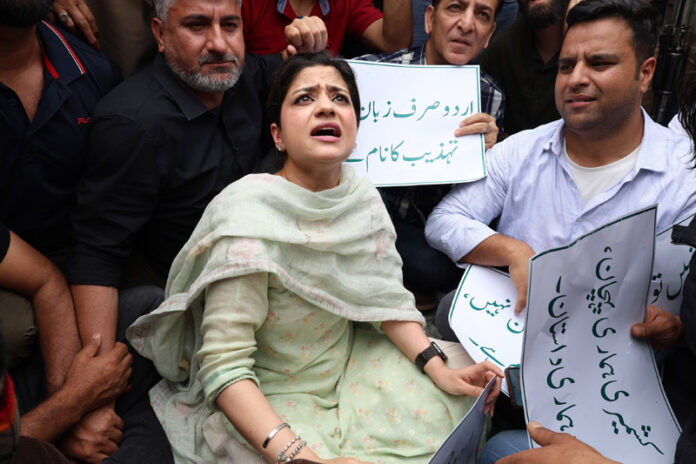 PDP leader Iltija Mufti alongwith party workers staging protest outside the PDP headquarters in Srinagar on Tuesday. —Excelsior/Shakeel