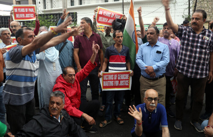 Migrant relief holders protesting in front of Relief Organisation on Wednesday. -Excelsior/Rakesh