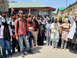 Paramedical students during a protest at GMC Srinagar on Wednesday. —Excelsior/Shakeel