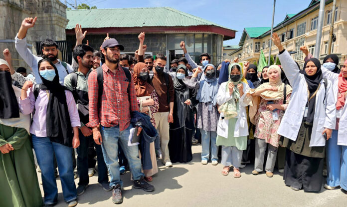 Paramedical students during a protest at GMC Srinagar on Wednesday. —Excelsior/Shakeel