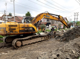 Ongoing drainage work on Srinagar's Dr Ali Jan Road in the Eidgah area on Saturday. - Excelsior/Shakeel