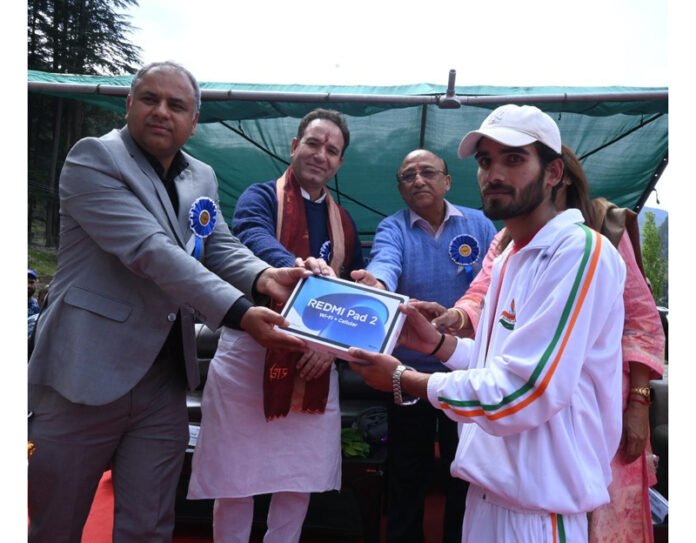Sunil Sharma, MLA Padder-Nagseni distributing learning tablets among the students, at GDC Padder.