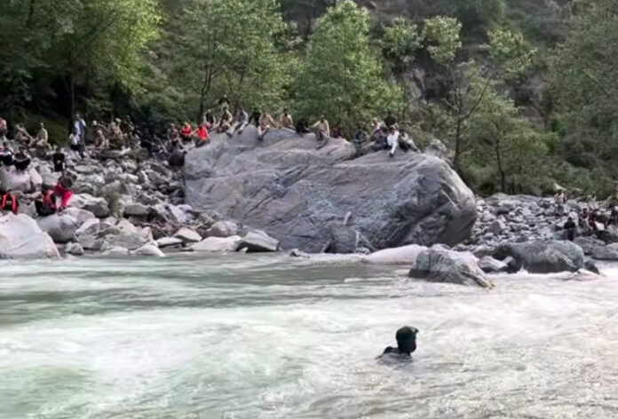 A rescuer searching the missing man in Bisleri Nallah in Ramban on Tuesday. — Excelsior/Parvez Mir A rescuer searching the missing man in Bisleri Nallah in Ramban on Tuesday. — Excelsior/Parvez Mir