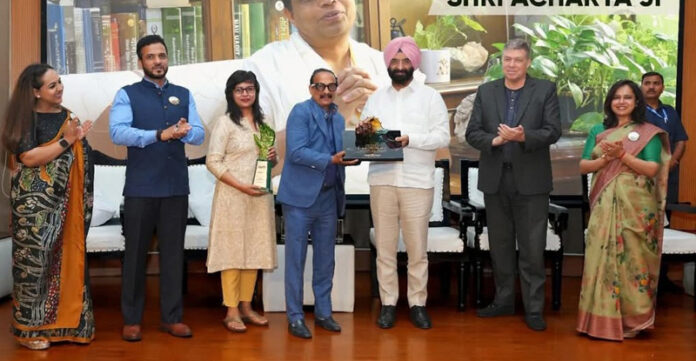 Dignitaries during a function conferring ‘Vishav Ayurved Rattan’ award to Acharya Balkrishan in his absence. Dignitaries during a function conferring ‘Vishav Ayurved Rattan’ award to Acharya Balkrishan in his absence.