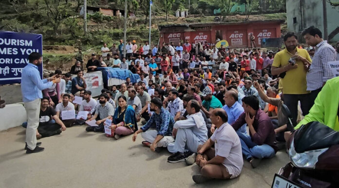 Local traders protesting at Ransoo for extension of Shiv Khori Yatra timing.