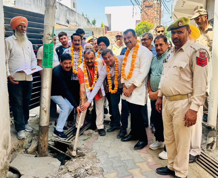 MLA, Vikram Randhawa kick starting upgradation of drainage works in Sanjay Nagar on Friday.