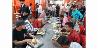 Attendants of the patients having meals at GMC Jammu's Apna Bhojanalya canteen on Thursday. -Excelsior/Rakesh