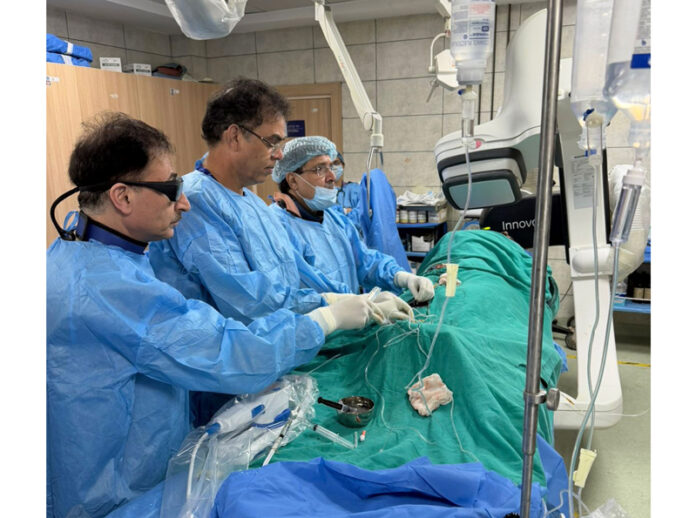 Doctors at the Cardiology Department performing IVUS-guided, physiology-guided and complex coronary intervention.