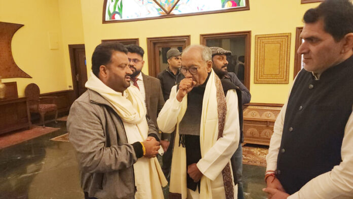 Cong Kissan leader Bharat Priye during meeting with senior Cong leader Digvijaya Singh at Srinagar.